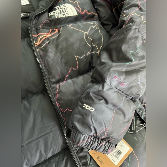 The North Face Men’s 1996 Retro Nuptse Jacket Tnf Black Trail Glow Print - Picture 8 of 14